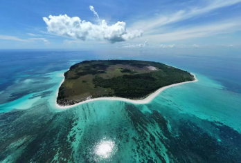 环滩岛 浮潜体验 | 沙巴 亚庇【环滩岛以其洁白如粉的沙滩而闻名，沙滩缓缓延伸至清澈碧绿的海水，是日光浴、游泳、浮潜或休闲娱乐的理想场所。风景如画的海岸线、碧绿的海水和岛屿美景，是拍照的绝选择。岛屿周围环绕着生机勃勃的珊瑚礁，栖息着丰富的珊瑚鱼、海龟、石斑鱼和鲷鱼。】