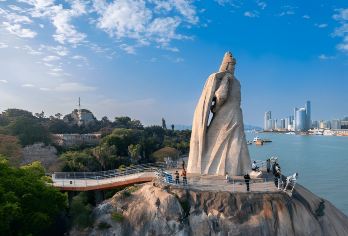 [厦门] 鼓浪屿、南普陀寺、曾厝垵村私人一日游【联合国教科文组织世界文化遗产，以其殖民时期的建筑、蜀庄花园、钢琴博物馆以及无车宁静的氛围而闻名。 这是一个拥有 1500 多年历史的神圣佛教遗址，拥有精美的寺庙、宁静的莲花池，以及可以俯瞰城市全景的山顶观景点。 一个充满艺术气息的昔日渔村，如今遍布当地街头小吃、工艺品商店和充满厦门文化气息的历史巷弄。】