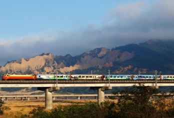 賞析湖光山色微旅行一日遊【明德水庫風景區、日新島水榭樓台、功維敘隧道、火炎山園區、鯉魚潭水庫】