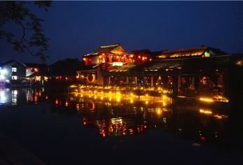 周庄1日游含门票/夜游/水上游船+《只此周庄》表演可选【[双重视角]欣赏古镇外围的湖光水色，欣赏《只此周庄》表演，“只此”系列文旅融合演出的创新之作】