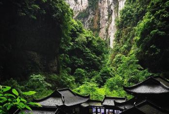 私人导游带您探索更多重庆武隆国家公园的精彩之旅【私人导游可以确保您按照自己的节奏游览，并专注于您*感兴趣的事情。 从重庆出发的武隆国家公园私人导游之旅，是一次令人难以置信的旅程，带您深入探索中国*壮观、*令人叹为观止的自然奇观之一。 这是一处联合国教科文组织世界遗产，一定会让你叹为观止。】