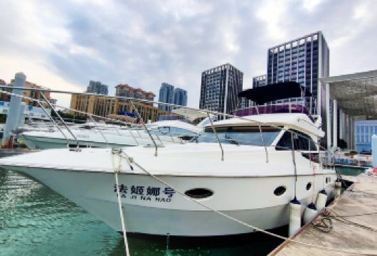 珠海游艇出海·观港珠澳大桥/海钓/日落航拍 租赁团建可登海岛【[实力保证]自营游艇公司直供，专业游艇玩家、深度匹配您的预算和要求】