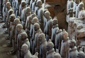 西安秦始皇兵马俑一日游【中文/英文拼团，深度解读秦文化】 v【参观“世界第八大奇迹”之一的秦兵马俑博物馆，聆听文物背后的故事！】