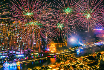 恩施屏山峡谷+宣恩夜游一日游【可选小团】含屏山门票+船票【[匠心独具]恩施火车站/市区内酒店免费上门接送，含景区内必销船票50元/人，感受真正的纯净一日游！】