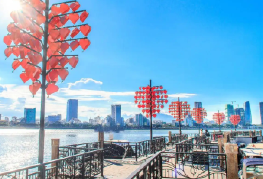 岘港：当地导游带领的城市观光之旅，游览标志性景点【参观山茶半岛、灵应寺、APEC 公园和岘港大教堂 欣赏横跨汉江的龙桥。 去看看岘港爱情锁桥，这是一座挂满爱情锁的人行桥。】