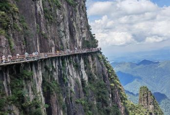 湖南郴州莽山国家森林公园+五指峰+燕子岩包车一日游可英文服务【可提供英文及小语种导游服务-往返接送-可选导游-可代订门票】