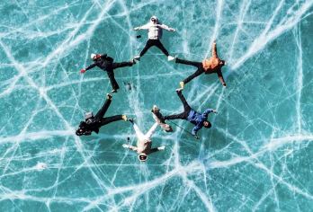 【探索西藏亿万年蓝冰之旅】琼穆岗日雪山一日游 神山圣湖+蓝冰【壮美雪山冰川：琼穆岗日雪山是念青唐古拉山脉西段最南端的山峰，其山体呈金字塔状，巨大的蓝色冰舌壮观无比】