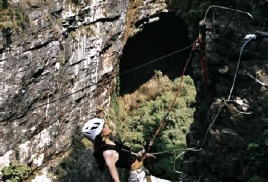 贵阳猴耳天坑一日游【贵阳出发·上门接送·品质小团】【全程专车一人一座，无购物纯玩+不进任何隐形购物店保证游玩时间充足；】