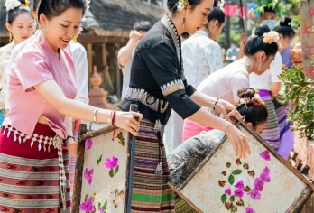 西双版纳曼掌村+曼听篝火晚会/新傣秀一日游|非遗+晚会2选1【1单1团，2人起订，不拼团。以实际下单人数安排车型（5座轿车/7座商务车/9座商务车）等；】