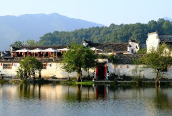 【16人小团】宏村半日游·上午班/下午班可选·专注旅行体验【宏村：探访“中国画里乡村”，漫步南湖书院、月沼、承志堂，感受仿生学水系智慧，打卡《卧虎藏龙》取景地。】