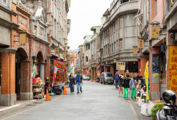 全日游——智慧农业探索与大溪之旅【前往元贤智慧农场，体验科技融入农业的乐趣。 在慈湖和大溪茶厂放松身心，漫步欣赏风景，感受丰富的文化遗产。 在大溪老街享受自由时光，品味当地风味和文化。】