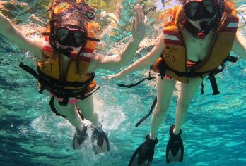 陵水双帆石出海浮潜+赶海体验一日游【专车服务+超多配套游玩】【含敞篷双体游艇出海浮潜+小黄鸭+香蕉船+玻璃船航拍+浮潜拍照+海上魔毯】