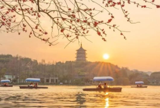 杭州西湖风景名胜区一日游【西湖游船+花港观鱼+飞来峰】【[经典景点]一日玩转西湖，近距离身临西湖画卷中。】