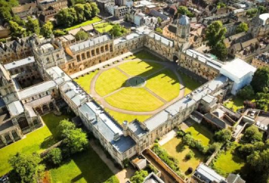 英国牛津2小时精讲·温莎城堡（含门票）一日游【伦敦当地华旅】【7人小团，4人保障成团。中文司导，奔驰商务8座V-class用车，沟通无忧，舒适出行！】