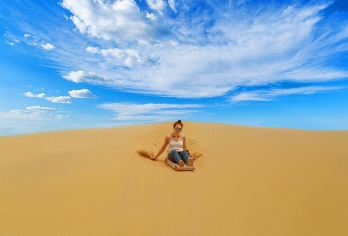 “沙海与驼铃”的沉浸对话 | 布日敦沙漠6人小拼团一日游【[度假优选]内蒙古不只有草原！布日敦沙漠沙海连绵、驼铃悠远，科尔沁深处的金色秘境藏不住了！】