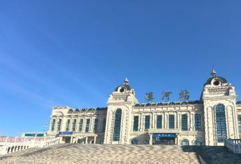 漠河+中国最北点+乌苏里浅+北红村一日游·极北快闪拼车之旅【一天打卡｜兼顾壮丽界江风光（龙江第一湾） 、地理极点意义（最北点） 、原始村落风情（北红村）】