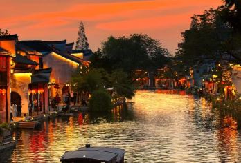 乌镇东栅+西塘古镇一日游【杭州市区上门接|西塘夜景江南水乡】【乌镇东栅：历史悠久的江南水乡，幽长古道百年的香樟、小桥流水人家】