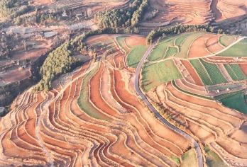 昆明往返东川红土地包车1日游【结合昆明的历史、地质奇观和湖泊风光，打造一条充满视觉冲击力的路线。】