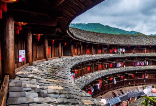 福建土楼(南靖)景区+云水谣古镇+和贵楼+怀远楼一日游【[优享团可选]第7代头等舱豪华车，2+1超大空间+水立方顶+可调节皮座椅，高速直达畅享旅行。】