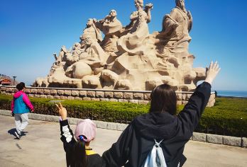 烟台蓬莱阁+八仙过海景区+文成城堡+孤独的鲸【纯玩一日游】【[可以选择双体帆船出海观看黄渤海分界线/海上观看蓬莱阁和八仙过海，还可以喂海鸥]】