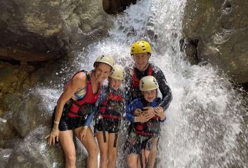 宿务的奥斯梅尼亚峰和巴迪安峡谷探险以及卡瓦山瀑布【奥斯梅尼亚峰是曼塔隆贡山脉的一部分，被认为是宿务的最高点之一。 可以360度全方位欣赏岛屿美景。日出时分**。 这项令人肾上腺素飙升的峡谷探险活动将从坎拉奥布河开始，到卡瓦山瀑布结束。】