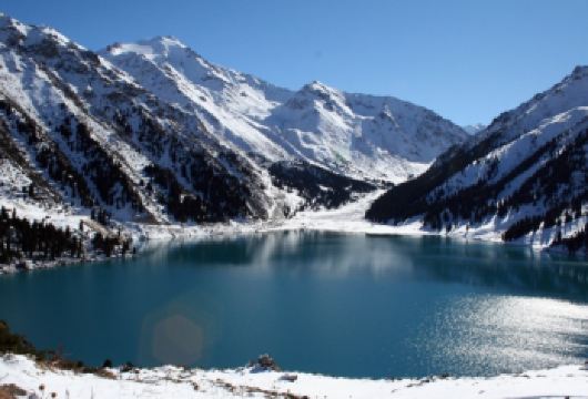 大阿拉木图湖+琼布拉克【雪山与湖泊的交响-自然秘境一日巡礼】【这里是联合国认证的生态保护区，湖水清澈，周围群山环绕，雪山倒映在湖中，景色决美。你可以在这里欣赏湖光】