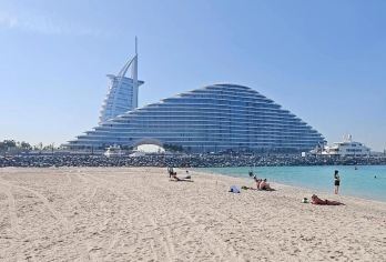 【迪拜一日游】漫步朱美拉沙滩古堡，登顶棕榈岛，打卡梦幻喷泉【一线串联，全景尽览：中文专车一线串联朱美拉海滨、棕榈奇观与都市核心，一日尽享迪拜三大魅力维度。】