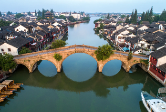 上海影视乐园+朱家角古镇+外滩【上海周边游/中英韩导游可选】【在老上海的街头巷尾，仿佛自己就是电影中的主角，每一幕都是精心布置的场景】