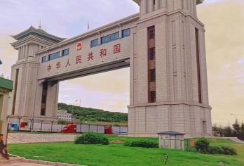 绥芬河国门+铁路记忆馆+大白楼一日游【6人小团+含国门门票】【[绥芬河]一城两国之绥芬河丨中俄边境的一座小城丨小卡小众边境口岸城市丨】