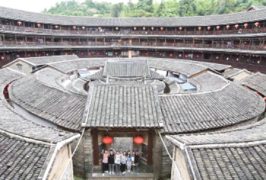 初溪古村落景区+福建土楼王景区一日游【包车或散拼出行】【[玩法升级]选包车游无需跟别人拼车，一台车一整天为您服务，酒店门口接，看初溪土楼&看土楼王承启楼】