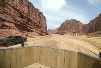 库车温宿大峡谷包车日游【行程可调】【中文专车】【库车红色大峡谷，像美国西部的羚羊谷，非常漂亮，大自然的天工佳作】