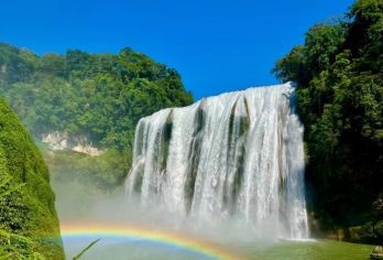 2+1黄果树瀑布一日游【2+1保姆车轻松躺坐/车上可充手机】【全新2+1（3排）保姆车可坐可躺，舒适出游，USB充电接口，不用担心手机没电】