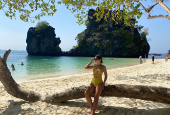 甲米：从奥南出发的洪岛泻湖之旅——快艇和浮潜【探索景色迷人的洪岛泻湖，四周环绕着高耸的石灰岩悬崖。 在甲米**丽的景点之一——洪岛海滩放松身心，尽情游泳。 尽情享受在清澈碧绿的海水中浮潜的乐趣，那里充满了海洋生物。】