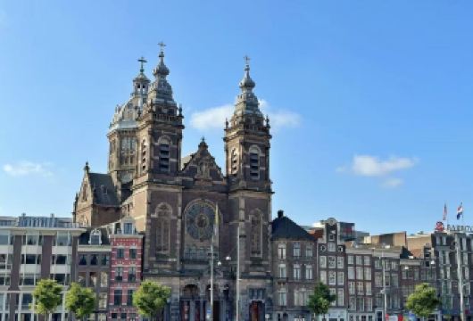 荷兰阿姆斯特丹一日游【安妮之家+西教堂+博物馆+赞瑟斯汉斯】【教堂尖顶、博物馆名作、风车运河皆出片，兼顾人文深度与视觉美感。】