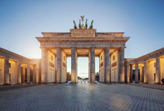 德国慕尼黑一日游【慕尼黑王宫+王宫花园+宁芬堡宫】【晨游王宫午后逛宁芬堡，傍晚打卡音乐厅广场，错峰游览人少体验佳，沉浸式品巴伐利亚文化。】