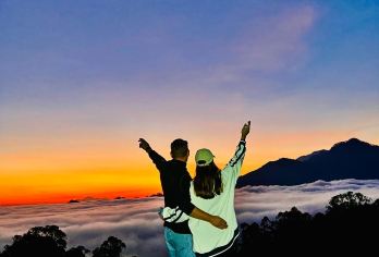 巴杜尔山吉普日出探险之旅（与摄影师同行）【轻松的日出体验——无需费力徒步即可欣赏令人惊叹的日出，乘坐吉普车舒适抵达并无压力地欣赏美景。 包含体验摄影——由熟练的摄影师捕捉每一个神奇的时刻，确保您带着令人惊叹的高质量照片离开。 惊险刺激的四驱车熔岩探险——在训练有素、拥有迷人见解的四驱车专家的带领下，穿越 1963 年火山爆发留下的崎岖熔岩原。】