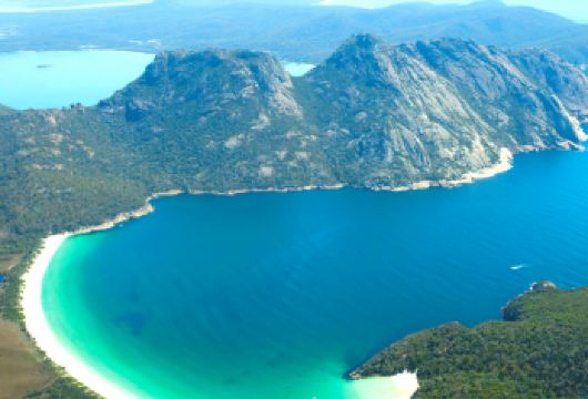 塔斯马尼亚霍巴特菲欣纳国家公园酒杯湾蜜月湾寇思湾一日游【塔斯马尼亚东海岸是一个梦幻世界，蓝天、白云、彩色的海水和多彩的礁石点缀海岸】