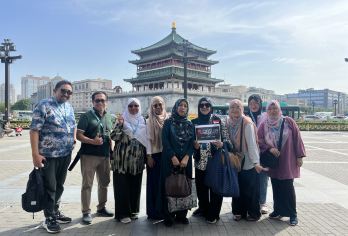 西安私人精选游——城墙、鼓楼广场、美食街和唐人街【在西安热闹的回民街，尽情享用手工拉面、香辣羊肉串和甜柿饼。 您还可以选择骑自行车登上拥有 600 年历史的明代城墙，欣赏新旧西安的全景。 欣赏一场融合全息投影、舞蹈和丝绸之路商队故事的高科技唐朝表演，感受其震撼人心的魅力。】