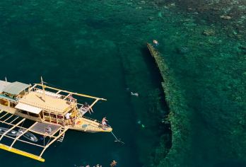 科隆礁和沉船【在生机勃勃的珊瑚礁上浮潜，非常适合拍摄水下照片和观赏热带鱼。 在海滩上放松身心，游泳嬉戏，享受日光浴，欣赏白色沙滩，拍摄风景如画的岛屿照片。 沉船探险，一艘浅水的第三次世界大战沉船，非常适合浮潜——即使是初学者也能享受其中。】