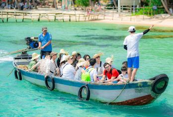 富国岛+指甲岛+甘吉岛+云退岛一日游【3岛跳岛 含午餐浮潜】【探索越南天堂富国岛，以其热带奇观和美丽的白沙滩而闻名，乘坐游轮进行跳岛游，欣赏壮丽的日落和迷人的景色】