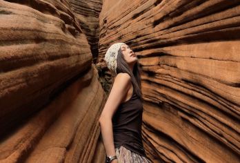 陕西靖边波浪谷+丹霞地貌一日游【水上丹霞+纯玩美拍+上门接送【[品质纯玩]全程不进店，纯玩无购物，公司资质齐全，放心选择，安心出游。】