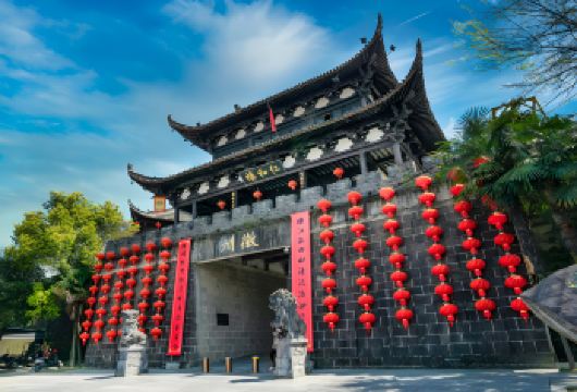 徽州古城半日游●徽州府衙入内参观+屯溪市区内酒店上门接送【[纯玩精选]20人精品团or私家VIP团，天天发班，黄山市区酒店可免费上门接送，适合家庭亲子游！】