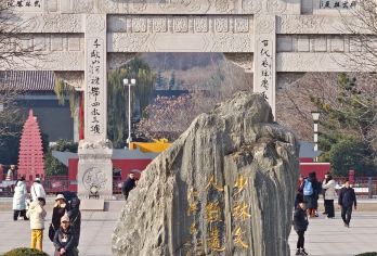 登封少林寺一日游【精品20人小团丨专业导游深度讲解丨含接送】【1.市区范围内可免费上门接，提前告知我们地址即可、每人赠送饮用矿泉水一瓶；】