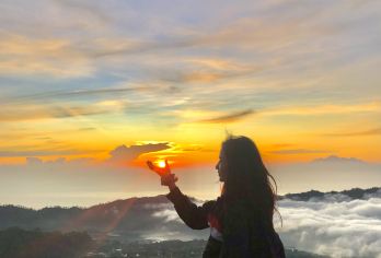 巴杜尔火山日出徒步一日游（含山顶免费早餐）【令人惊叹的日出景观——经过清晨的徒步旅行后，从巴杜尔山顶欣赏令人惊叹的日出。 专属徒步路线和早餐——享受更安静、人更少的登山路线，并在火山**品尝美味的早餐。 参观咖啡种植园和休息室——品尝当地麝香猫咖啡，在配备现代化设施的别墅式休息室放松身心，然后返回】