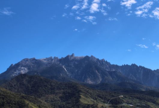 神山一日游：网红奶牛场、鱼足疗 和 烤猪肉 | 沙巴，亚庇【从亚庇出发，参加一日游，探索昆达山令人惊叹的风景，包括热气腾腾的温泉和风景秀丽的高地。 参观昆达山著名的德萨奶牛场，并在波令温泉体验树冠漫步。 春节附加费（2026年2月17日至24日）：成人35令吉/人；儿童25令吉/人（费用将于行程当日由导游收取）。】