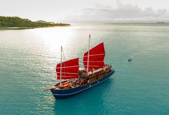 红男爵号传统中式帆船环苏梅岛之旅【乘船游览苏梅岛*热门的海滩，如拉迈海滩、曾蒙海滩以及其他鲜为人知的秘境，船上提供丰盛的早餐。 在珊瑚礁中与丰富的海洋生物一起游泳和浮潜，尽情享受乐趣。 在红男爵号上享用美味的泰式自助午餐和新鲜烹制的烧烤。】