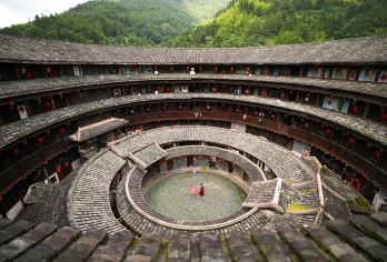 福建土楼云水谣+永定土楼王双线一日游【99%好评+非遗可选】【[土楼升级更多玩法]赠钟兴楼登楼探秘，更有专属非遗夯土垒筑体验！纯玩无自费，小团畅玩更尽兴～】