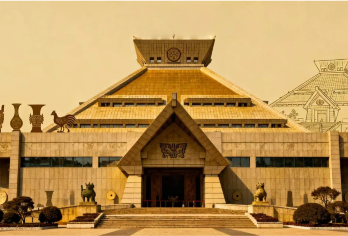 匠心说|河南博物院2H【人工讲解|门票代约|蓝牙耳机】【让历史不再是冰冷的展品，而成为可触摸、可对话的鲜活记忆。】