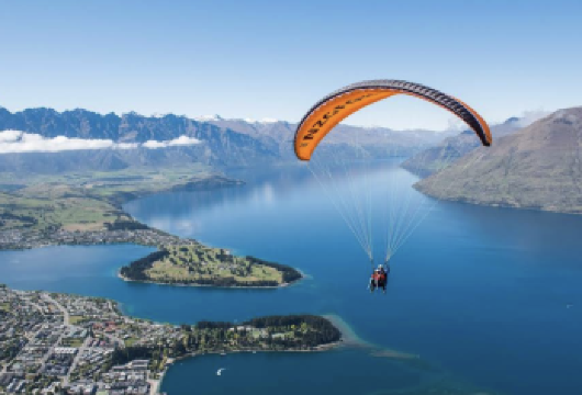 新西兰皇后镇木桶温泉+滑翔伞体验可定制【中文专车-惬意舒适】【中文专车出行，行程自己定义，无需等待，专属贴心服务，尽享惬意旅程】