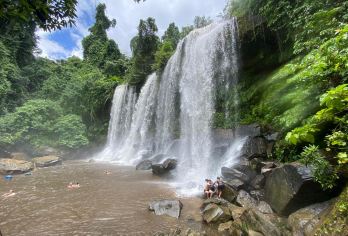 库伦山（含门票）和班蒂斯蕾寺之旅【放松身心，踏上前往库伦山的美妙旅程，欣赏沿途的壮丽景色。在塔胡悬崖稍作停留，了解圣安通佛塔和千林伽的精神意义。在清凉的库伦瀑布清凉一刻后，下山前往雕刻精美的班蒂斯蕾寺。】